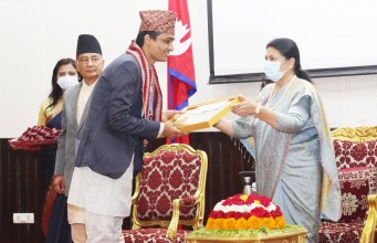 प्रेस काउन्सिलमा कार्यरत बैतडीका भट्ट राष्ट्रपतिबाट पुरस्कृत